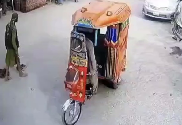 Ritual?: Indiano corta o próprio órgã0 genit4l no meio da rua; imagens f0rtes