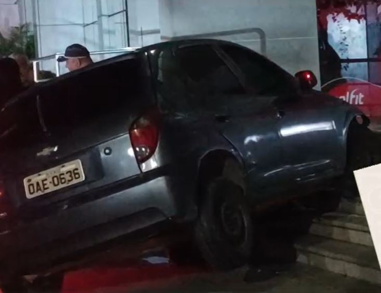 GRAVE: carro desgovernado invade entrada do Manaus Plaza Shopping