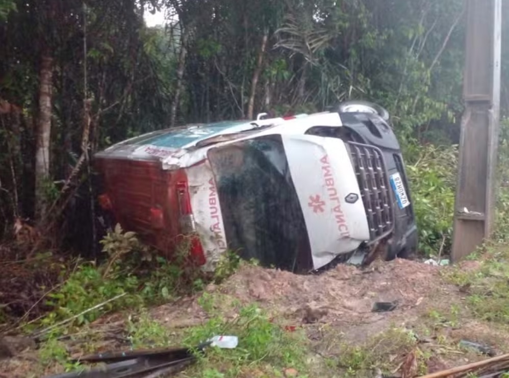 Ambulância capota com quatro pessoas a bordo na rodovia AM-010