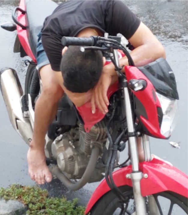 Cachaça antes de matar, te humilha: homem dorme em moto e esquece de voltar para casa na Vila da Prata