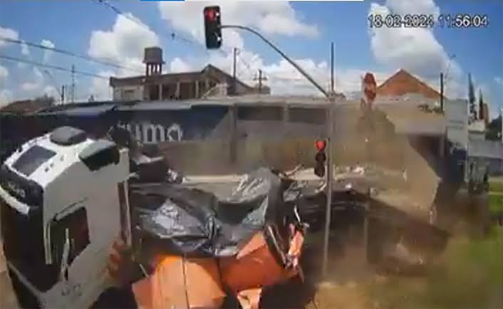TRAGÉDIA: trem sai do trilho e sai arrastando casas e caminhão no Paraná; veja vídeos