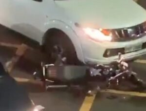 Acidente entre carro e moto e deixa homem ferid0 na Avenida Getúlio Vargas; veja vídeo