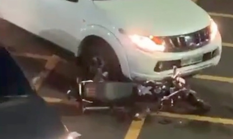 Acidente entre carro e moto e deixa homem ferid0 na Avenida Getúlio Vargas; veja vídeo