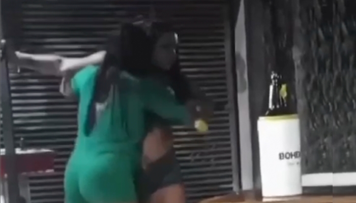 Louca de cachaça: blindada causa revolta ao b4ter em cadeirante durante bebedeira no Alvorada; veja vídeo