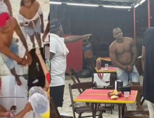 Valentão recebe 'chá de cadeira e massagem' após agred1r funcionária de lanchonete; veja vídeo