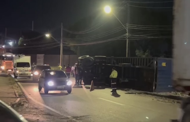 Caos no trânsito: Contêiner se solta de carreta e bloqueia av. das Torres; veja vídeo