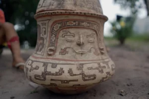 Tesouro Arqueológico: urnas funerárias são encontradas em terreno de um ribeirinho no Amazonas