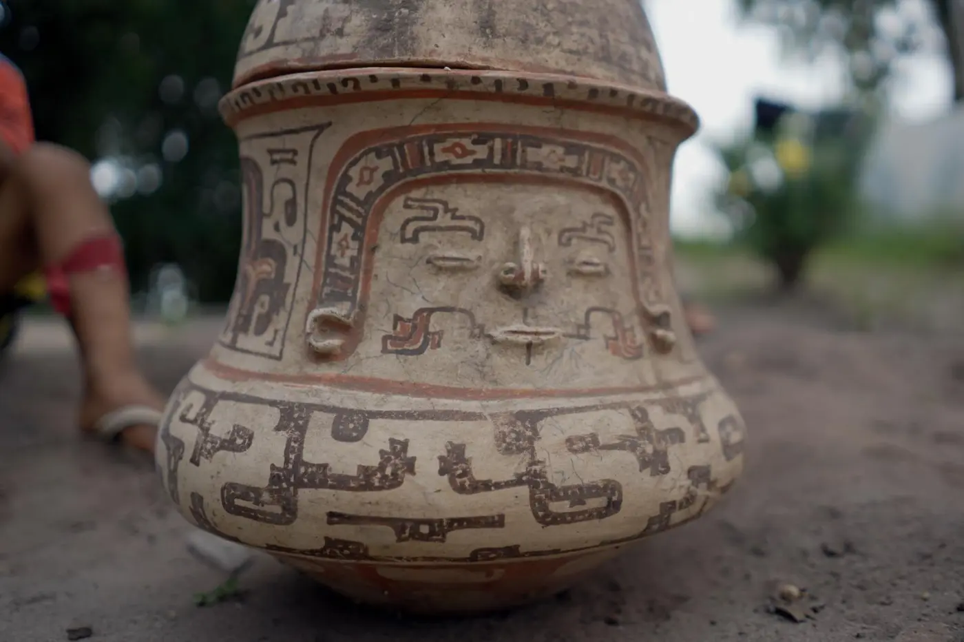 Tesouro Arqueológico: urnas funerárias são encontradas em terreno de um ribeirinho no Amazonas