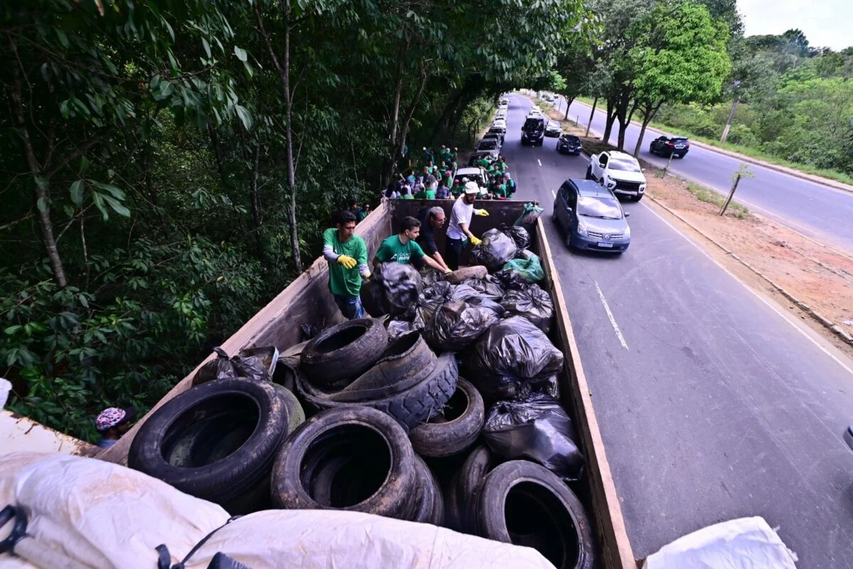 Projeto ambiental recolhe mais de 2 toneladas de lixo em igarapé da Manaus