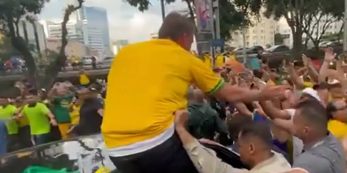 Bolsonaro deixa Paulista em cima de carro, em clima de festa com a multidão; veja vídeo