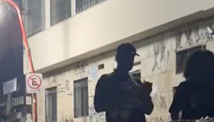 Casal sem vergonha é flagrado ‘tremendo calçadão’ na frente de igreja; veja vídeo
