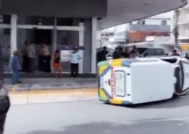 Ambulância capota em grave acidente na Praça 14; veja vídeo