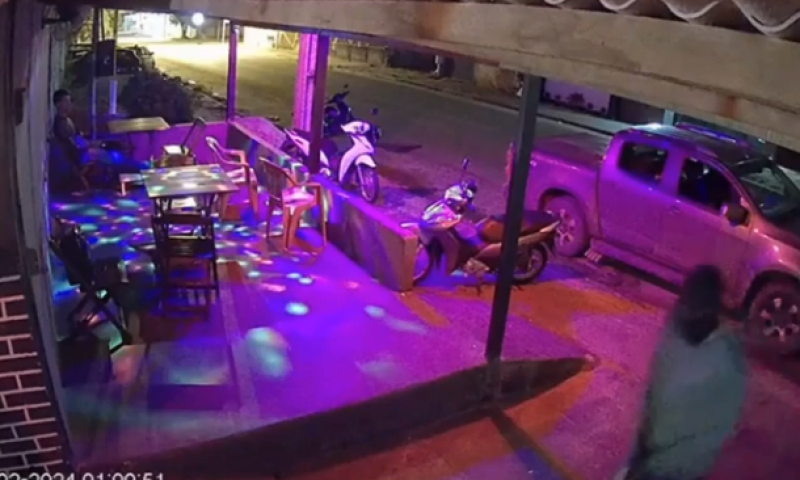 Veja o momento que homem encapuzado invade bar e execut4 a t1ros dois homens