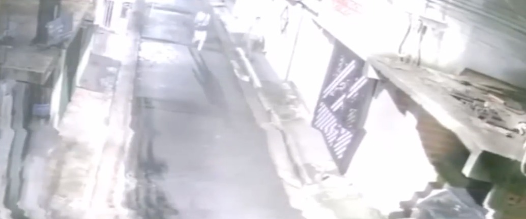 Cenas f0rtes: vídeo flagra homem soc4ndo e arr4stand0 mulher em rua