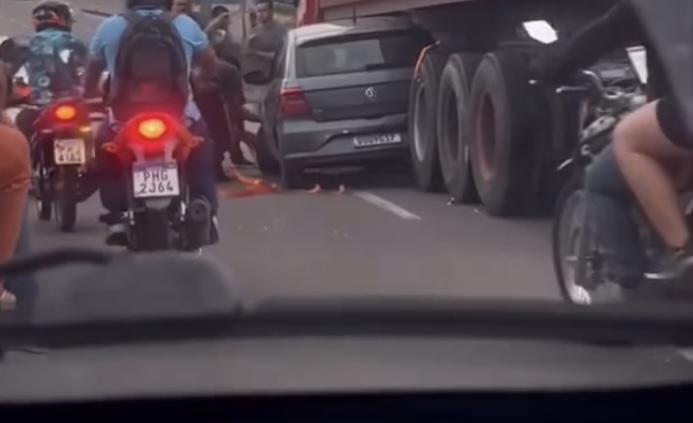 GRAVE: carro vai parar debaixo de carreta em acidente na Torquato Tapajós; veja vídeos