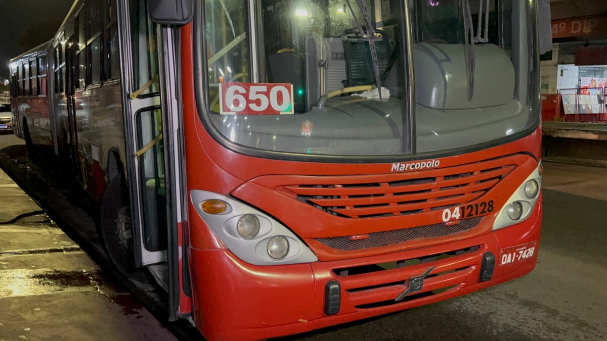 Sangu3 e gritaria: passageiros vivem momentos de terr0r nas mãos de assaltantes no Japiim; veja