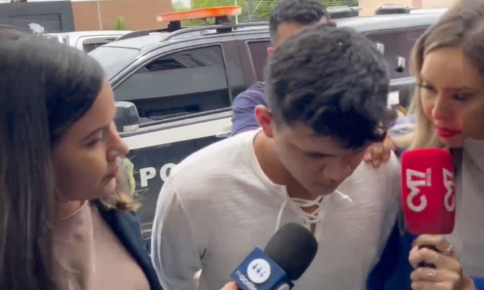 Veja momento em que o cantor Keven da Revoada chega na delegacia; vídeo