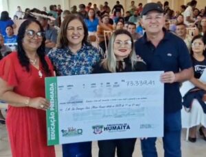 'Mérito Educacional em Humaitá': Prefeito Dedei Lobo dá prêmios em dinheiro para melhores escolas no ranking IDEB; veja vídeo