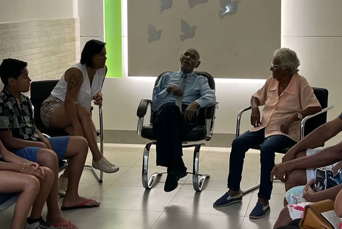 Idoso de 95 anos é velado sentado em poltrona como última homenagem