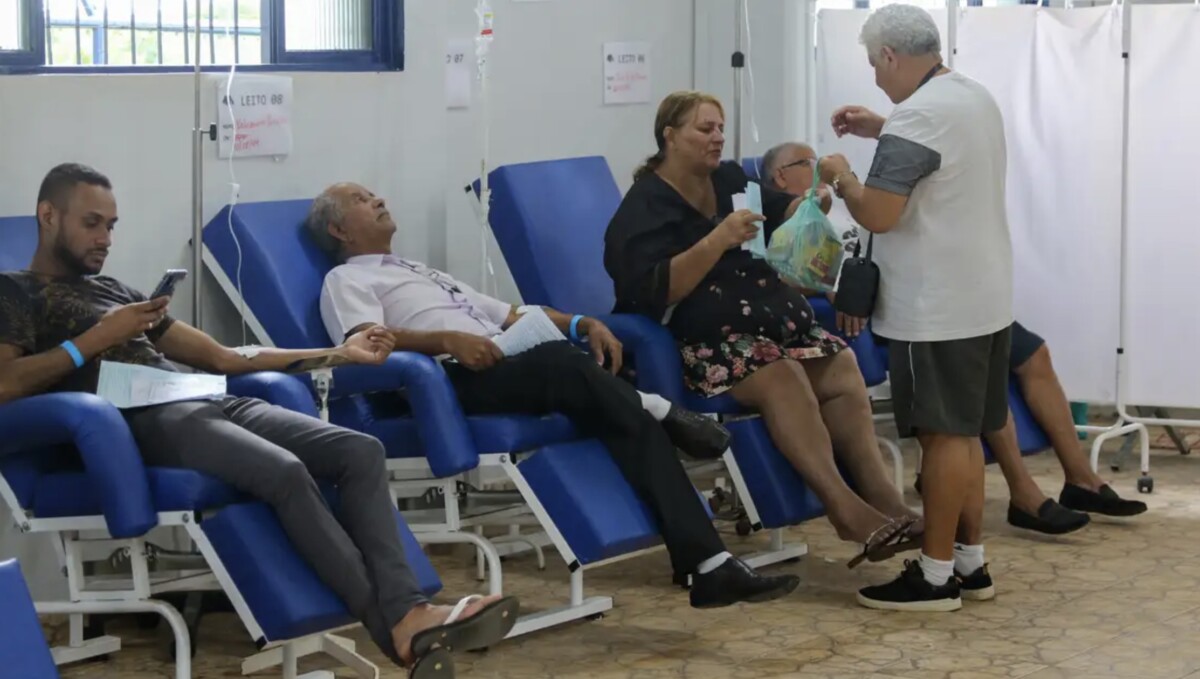 Entenda a diferença dos sintomas de dengue e de covid-19