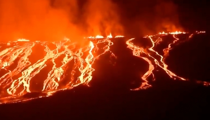 Vulcão entra em erupção em Galápagos e videos impressionam; veja