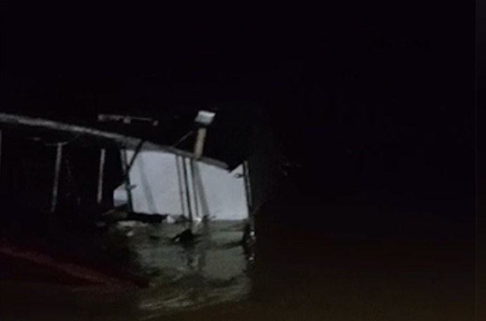 Angustiante: veja o momento que barco com passageiros naufraga no Amazonas