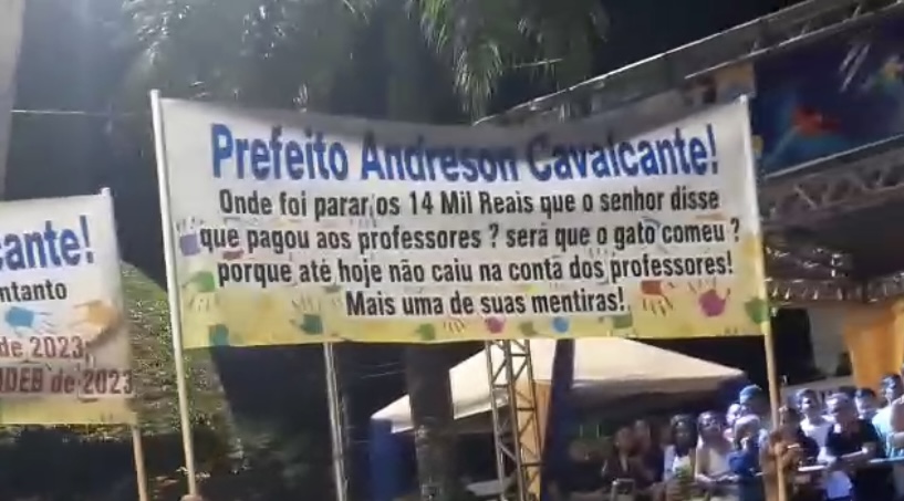 Professores protestam contra prefeito Andreson Cavalcante durante festa de aniversário de Autazes