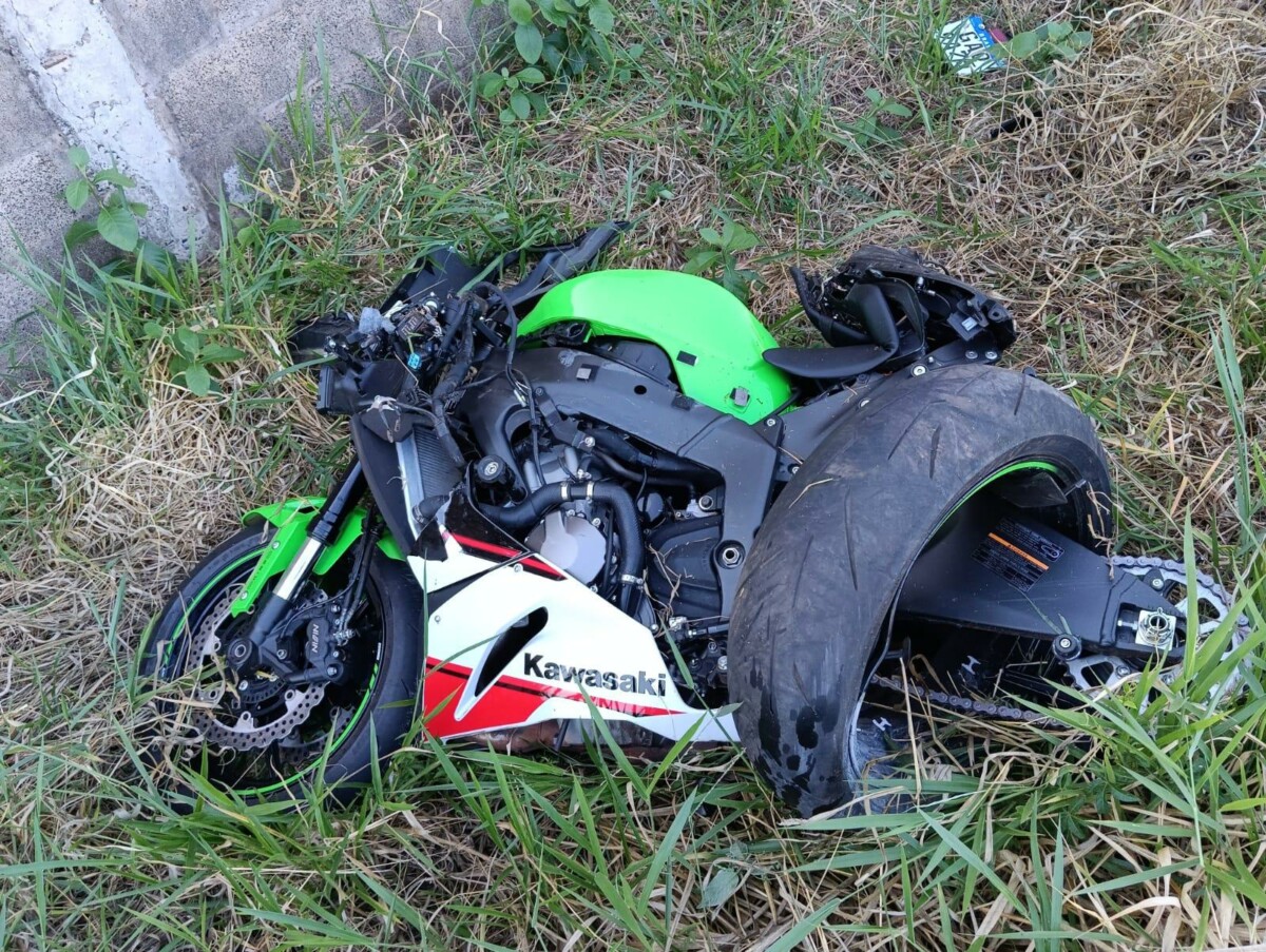 Veja momento que motociclista m0rre após colid1r contra muro de condomínio; cenas f0rtes