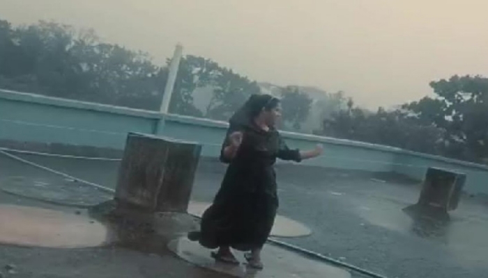 Doloroso: veja momento que mulher é atingid4 por rai0 enquanto gravava dancinha para o Tik Tok