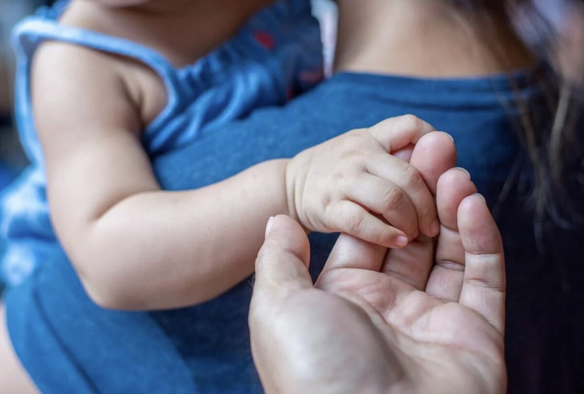 Casal coloca bebê de 3 meses para adoção por achar que ele “não combina com a família”