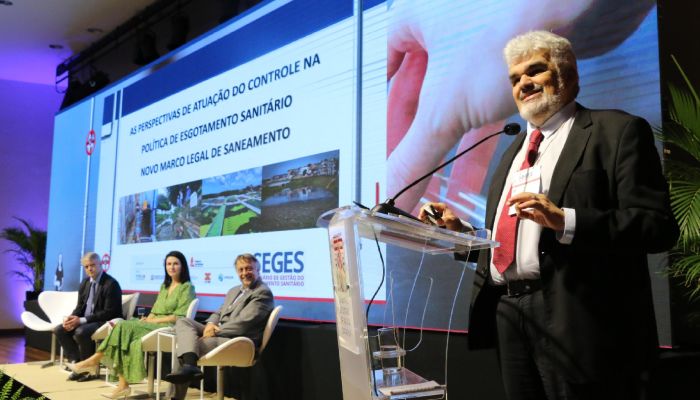 Conselheiro do TCE-AM palestra em seminário ambiental realizado em Santa Catarina