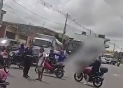 Motoqueiro é arremessad0 de veículo durante grave acidente na av. das Flores; veja vídeo