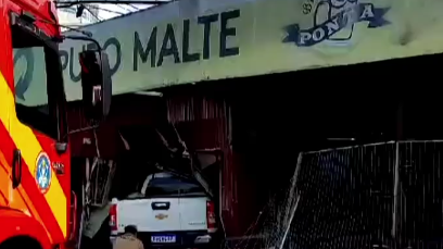 Carro desgovernado invade bar e m4ta garçonete no bairro Cidade Nova; veja vídeos