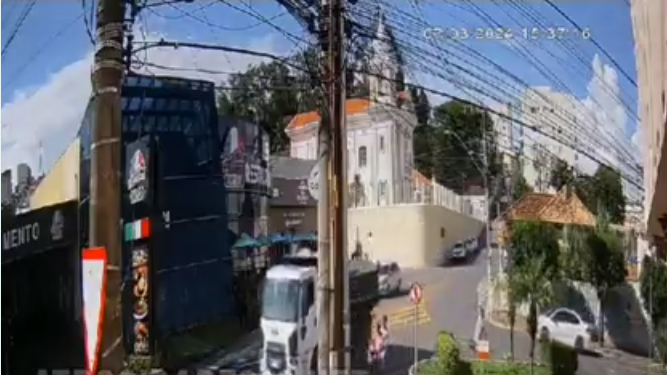 Motociclista tenta ultrapassar caminhão e acaba m0rrendo atr0pelado; veja vídeo