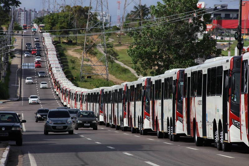 Prefeito entrega 50 novos ônibus, ampliando para 367 a renovação da frota em Manaus