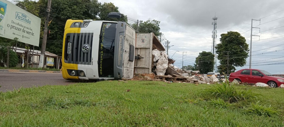 Caçamba tomba durante acidente e compromete trânsito na av. Torquato Tapajós