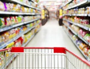 Inflação acelera para 0,83% em fevereiro, mostra IBGE