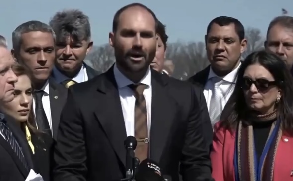 Nos EUA, Eduardo Bolsonaro compara Brasil com ‘campos de concentração’ de Cuba e Venezuela; veja