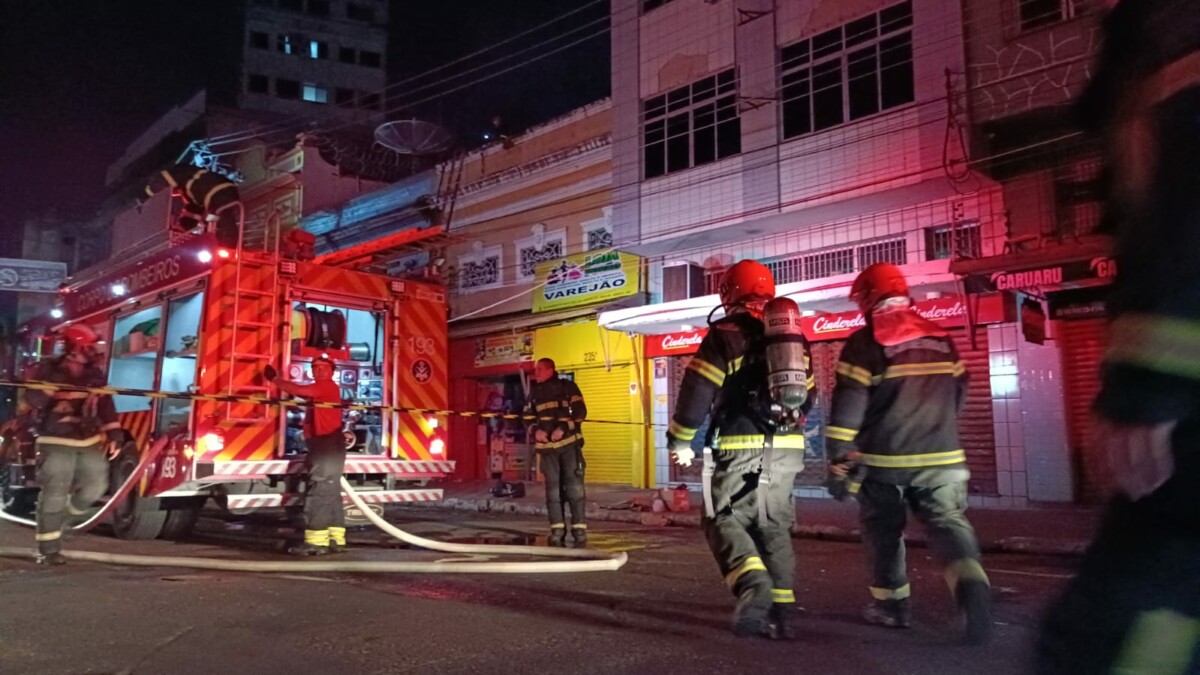 URGENTE: loja de eletrônicos pega fogo no Centro de Manaus; veja vídeo