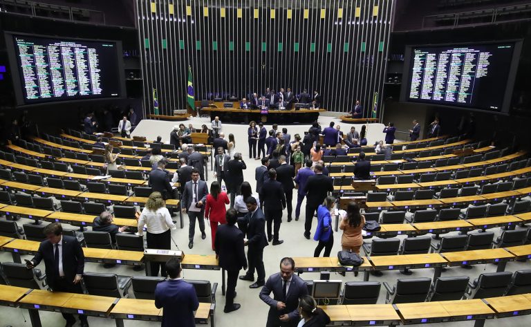 Câmara aprova isenção do Imposto de Renda para até 2 salários mínimos