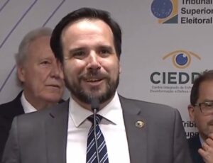 Presidente da Anatel diz que vai usar "poder de Polícia" para "tirar do ar sites que atentarem contra a democracia"; veja vídeo
