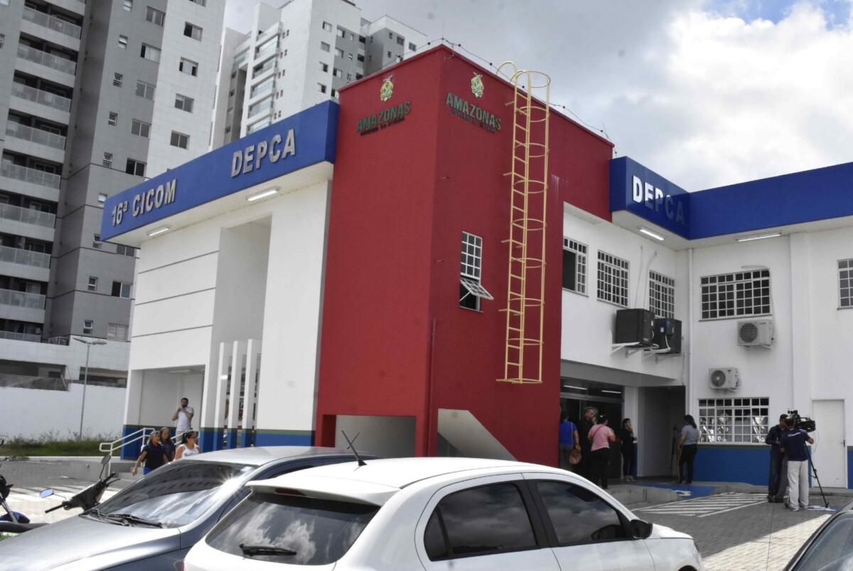 Polícia prende mulher que deixou filho de 3 anos sozinho em casa; criança foi atac4da por pitbull 