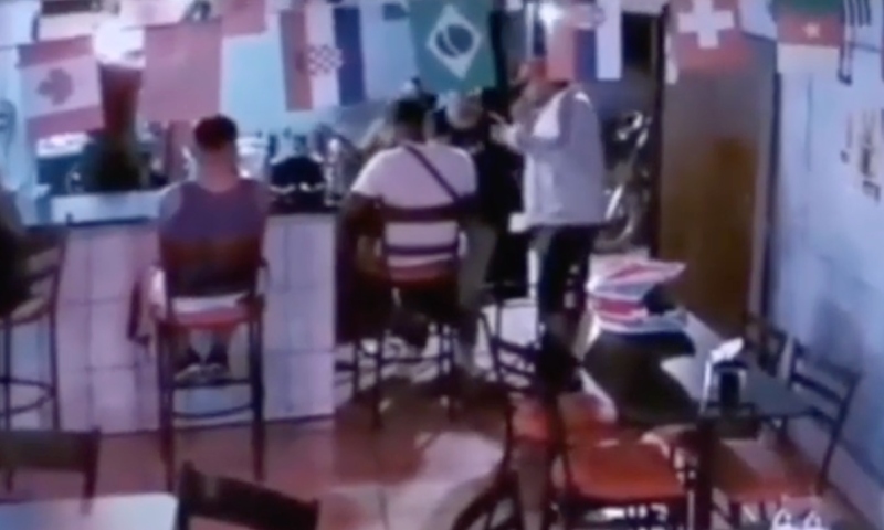 Homem tem c4beça est0urad4 a tir0s durante happy hour com amigos; veja vídeo