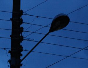 Justiça determina que Amazonas Energia adote medidas para evitar apagões constantes em Codajás