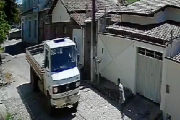 Chocante: veja momento em que homem se j0ga deb4ixo de r0da de c4minhão