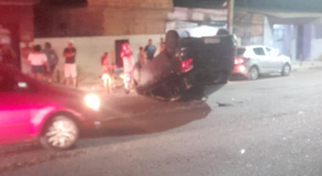 Carro capota e mulher fica ferida durante acidente no Centro de Manaus
