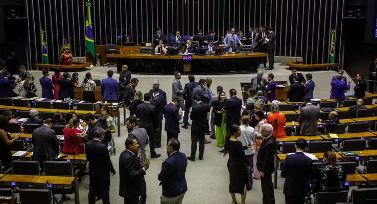Câmara deve votar PEC das igrejas nesta quarta-feira (20)