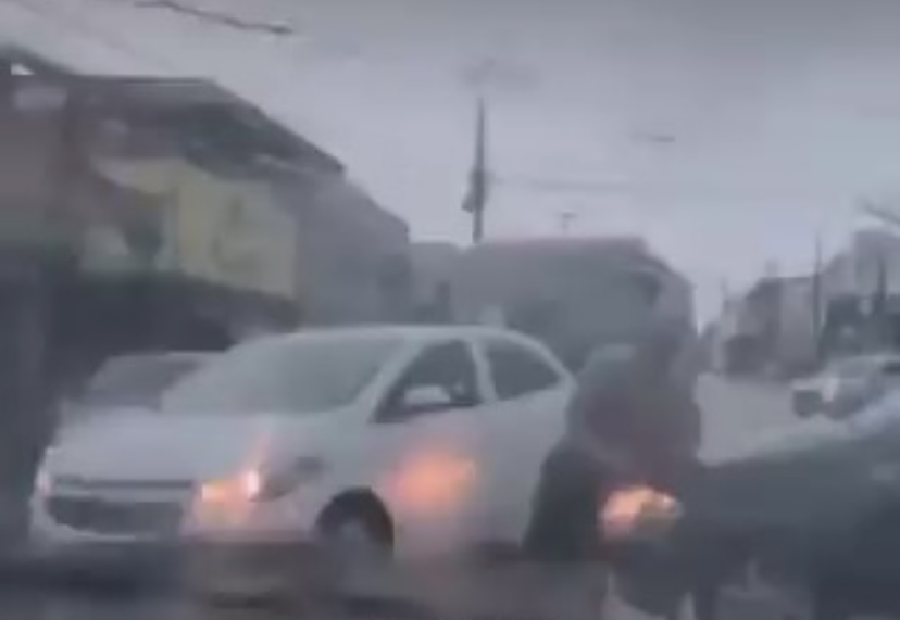 Motorista sai arrastando motoboy pela rua durante brig4 de trânsito em Manaus; veja vídeo