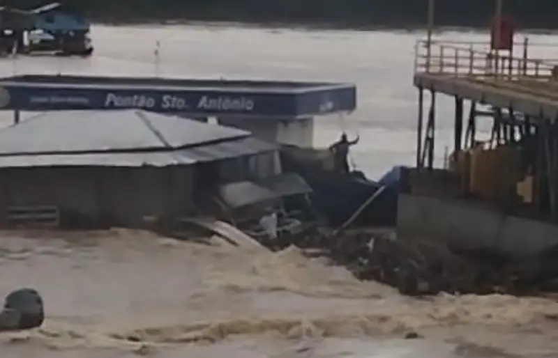Posto de combustíveis flutuante se desprende e causa grave acidente com barcos em Borba; veja vídeos