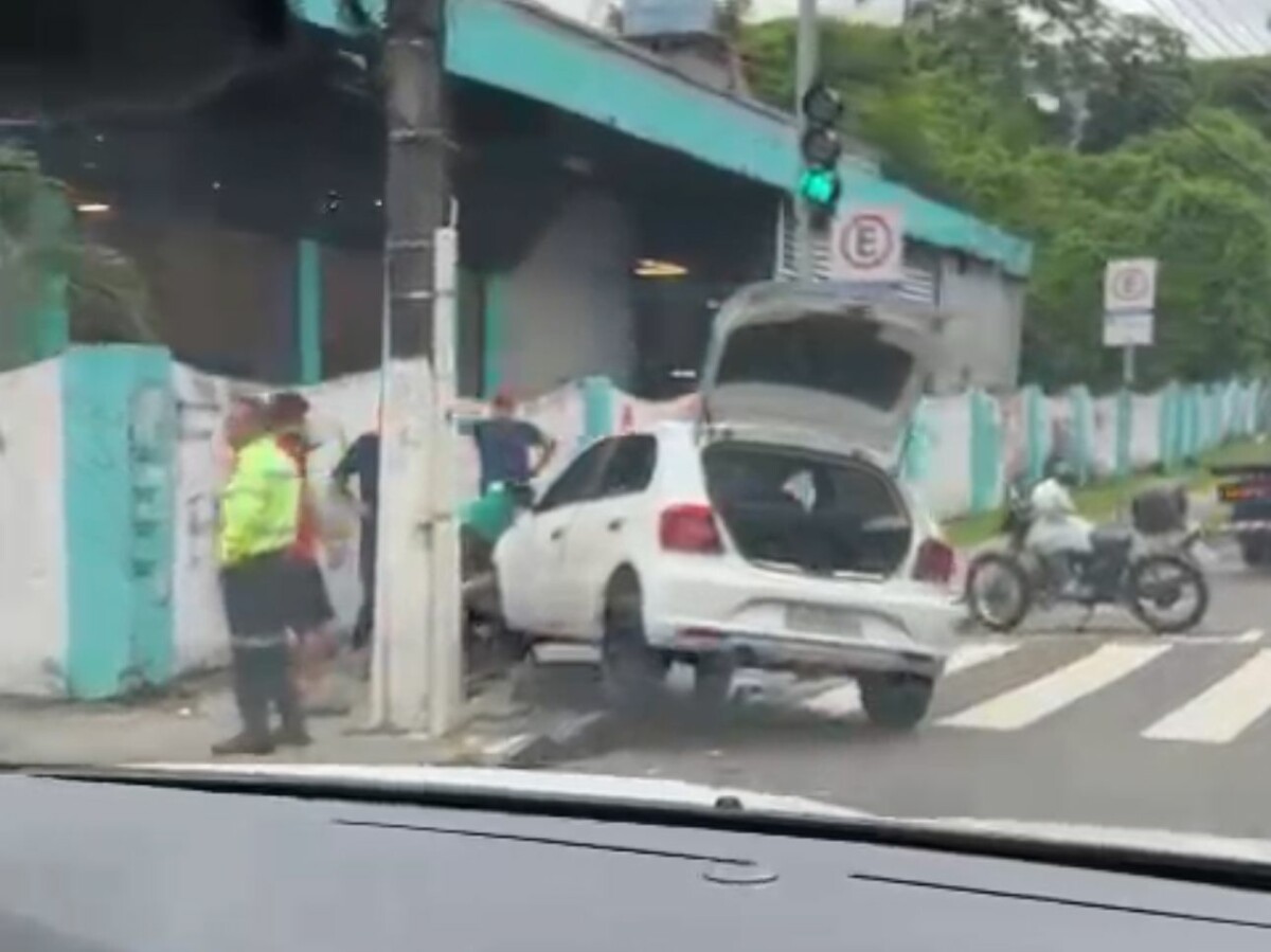 URGENTE: carro bate em poste e uma pessoa fica ferida no Centro de Manaus; veja vídeo